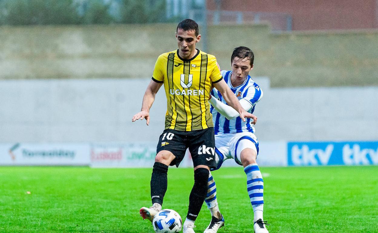 Pacheco presiona al atacante Adrián Güemes. 