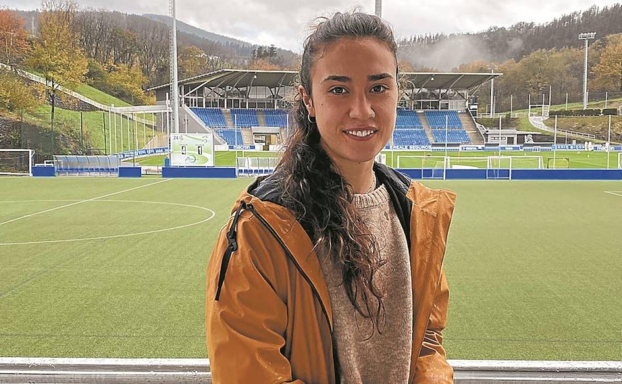Nahikari Garcia posa en el edificio Gainditu con los campos de Zubieta al fondo.