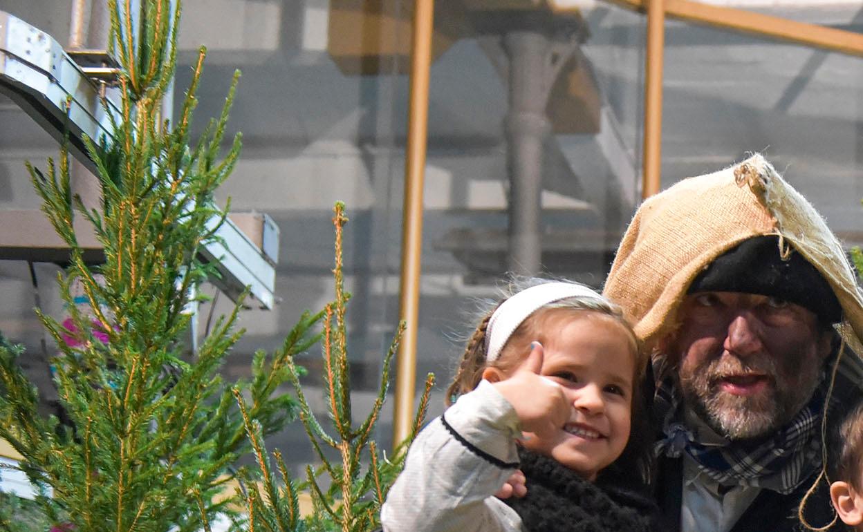 Olentzero, durante la visita del año pasado, en éste irá a Gure Zirkua 