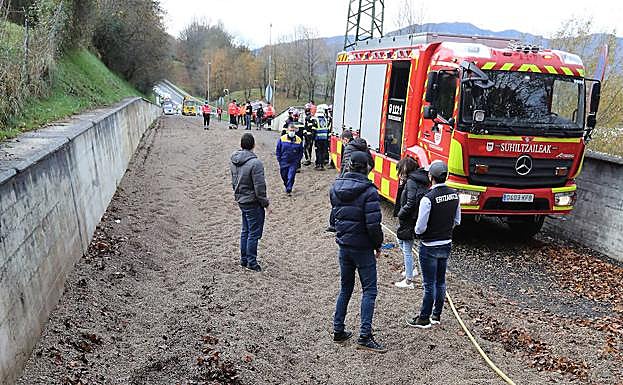 Imagen principal - Muere calcinado un camionero en la A-15 al incendiarse su vehículo en Andoain