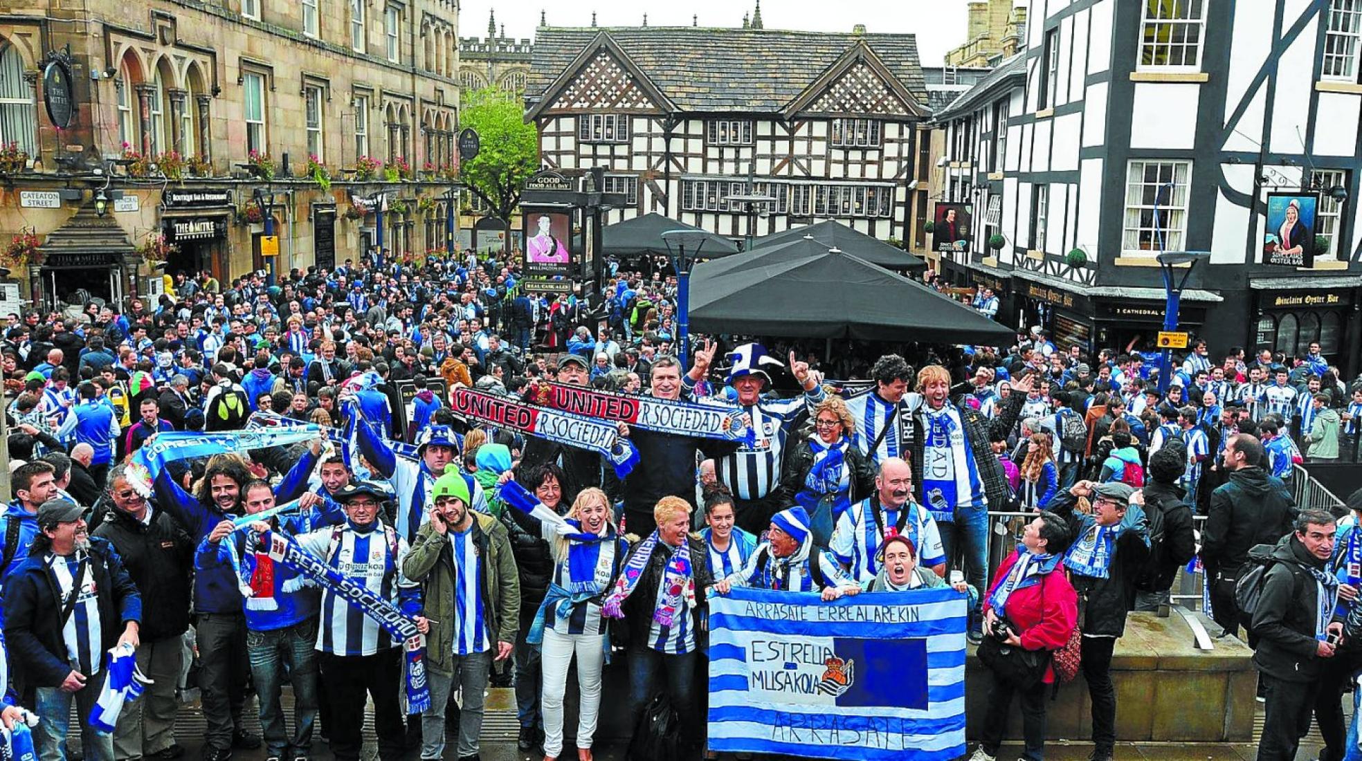 Histórico. Los seguidores de la Real,antes de partir en kalejira hacia Old Trafford, en 2013. 