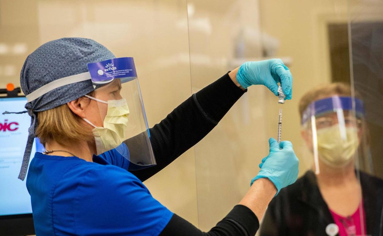 Después de Reino Unido, EE UU ya suministra las dosis de Pfizer. 