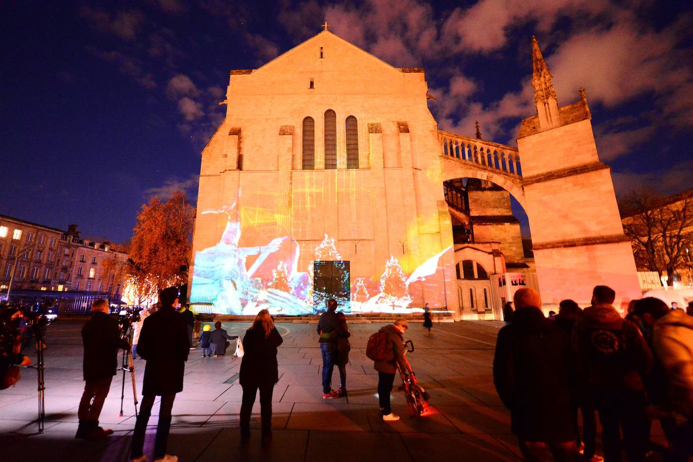 La catedral de Burdeos luce una espectacular iluminación navideña que contribuye a alegrar la vida cotidiana en el centro de la ciudad.