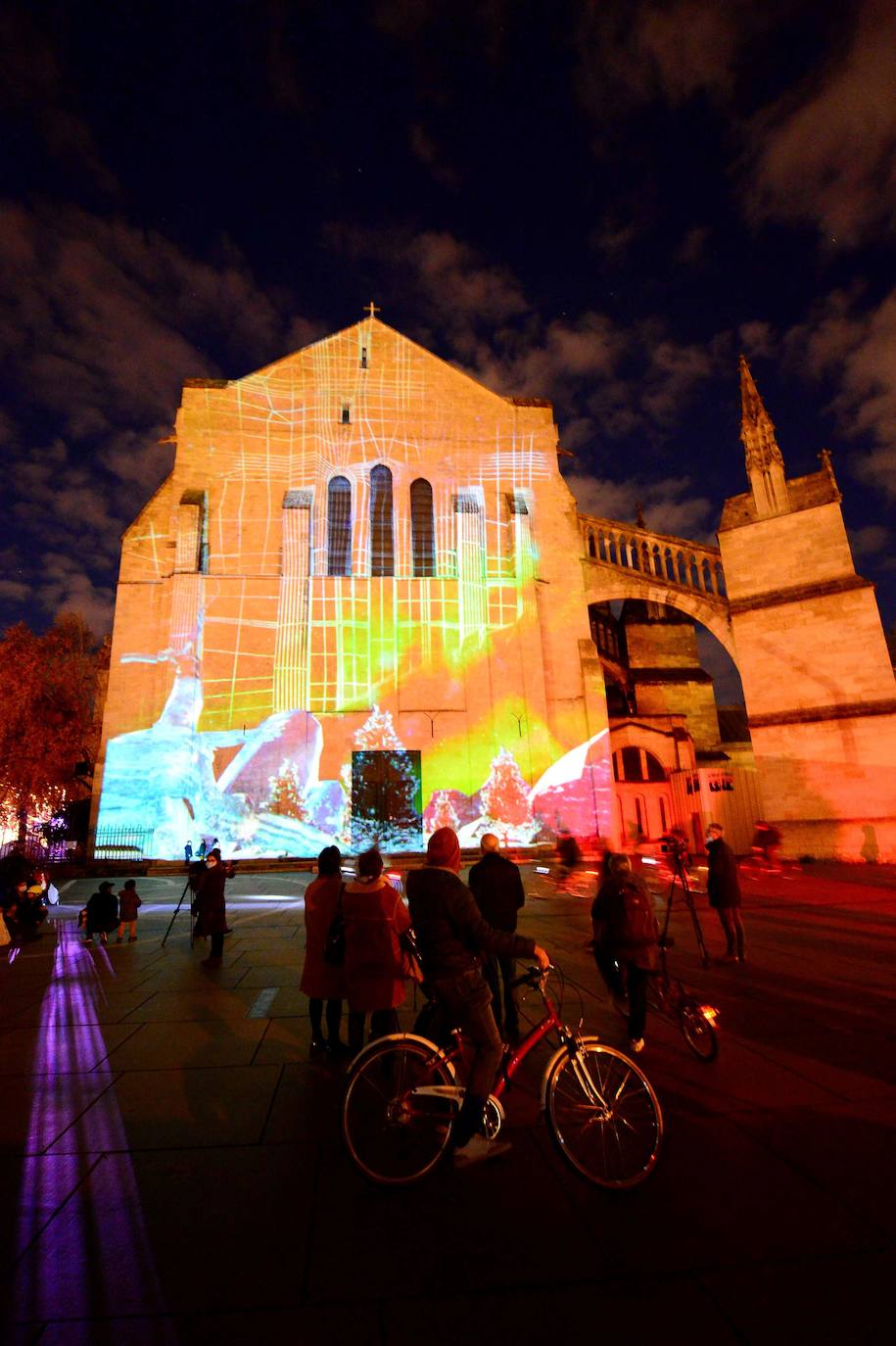 La catedral de Burdeos luce una espectacular iluminación navideña que contribuye a alegrar la vida cotidiana en el centro de la ciudad.