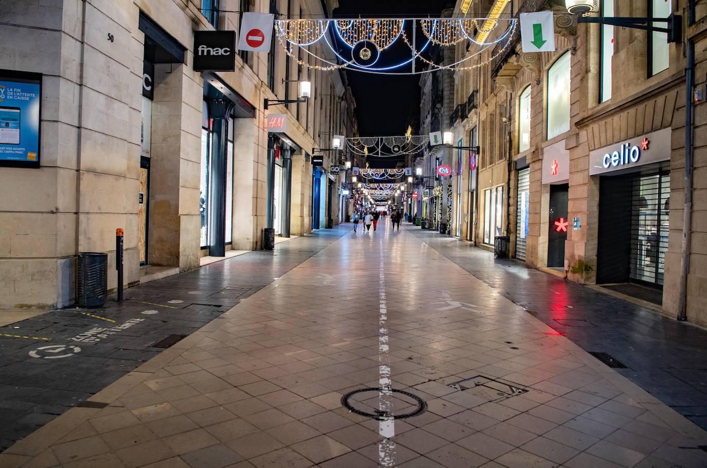 La catedral de Burdeos luce una espectacular iluminación navideña que contribuye a alegrar la vida cotidiana en el centro de la ciudad.