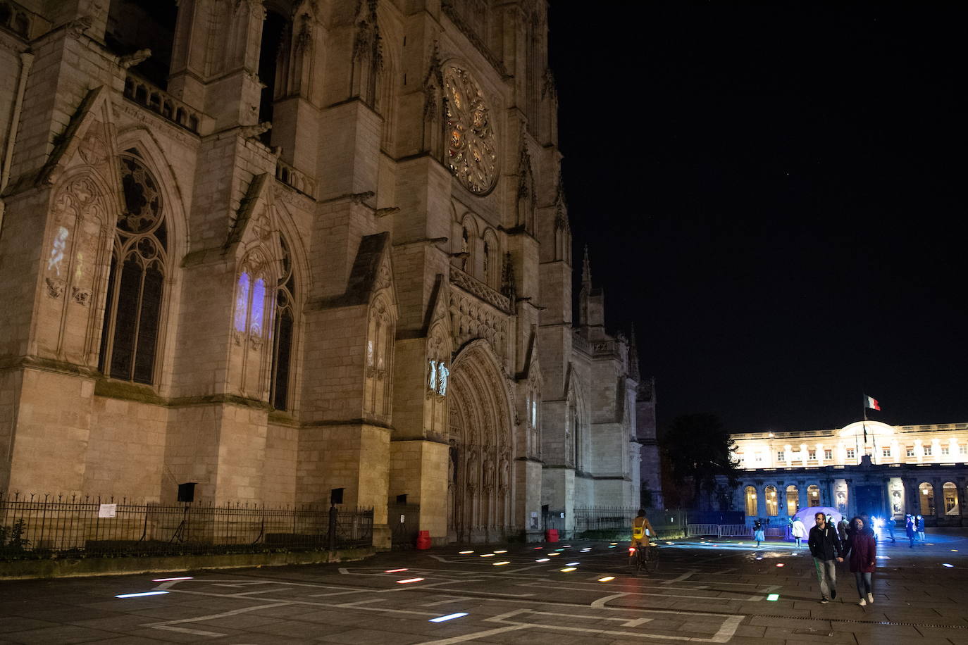 La catedral de Burdeos luce una espectacular iluminación navideña que contribuye a alegrar la vida cotidiana en el centro de la ciudad.