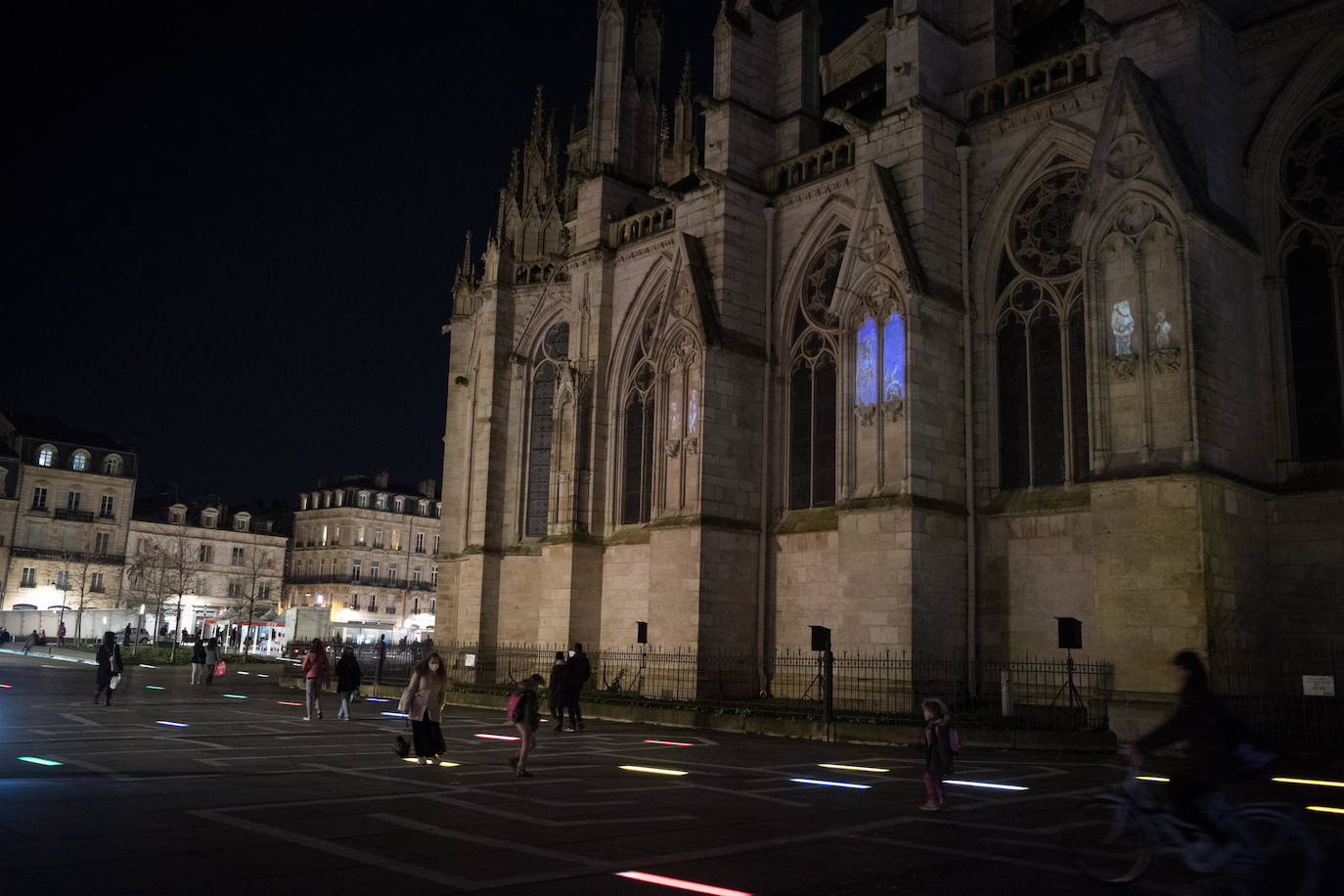 La catedral de Burdeos luce una espectacular iluminación navideña que contribuye a alegrar la vida cotidiana en el centro de la ciudad.