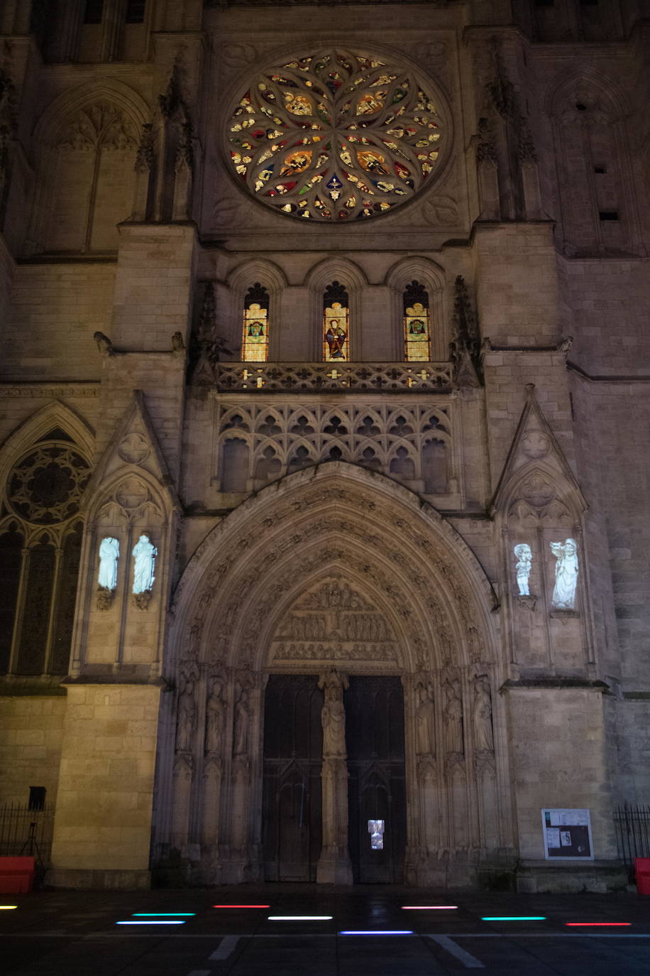 La catedral de Burdeos luce una espectacular iluminación navideña que contribuye a alegrar la vida cotidiana en el centro de la ciudad.