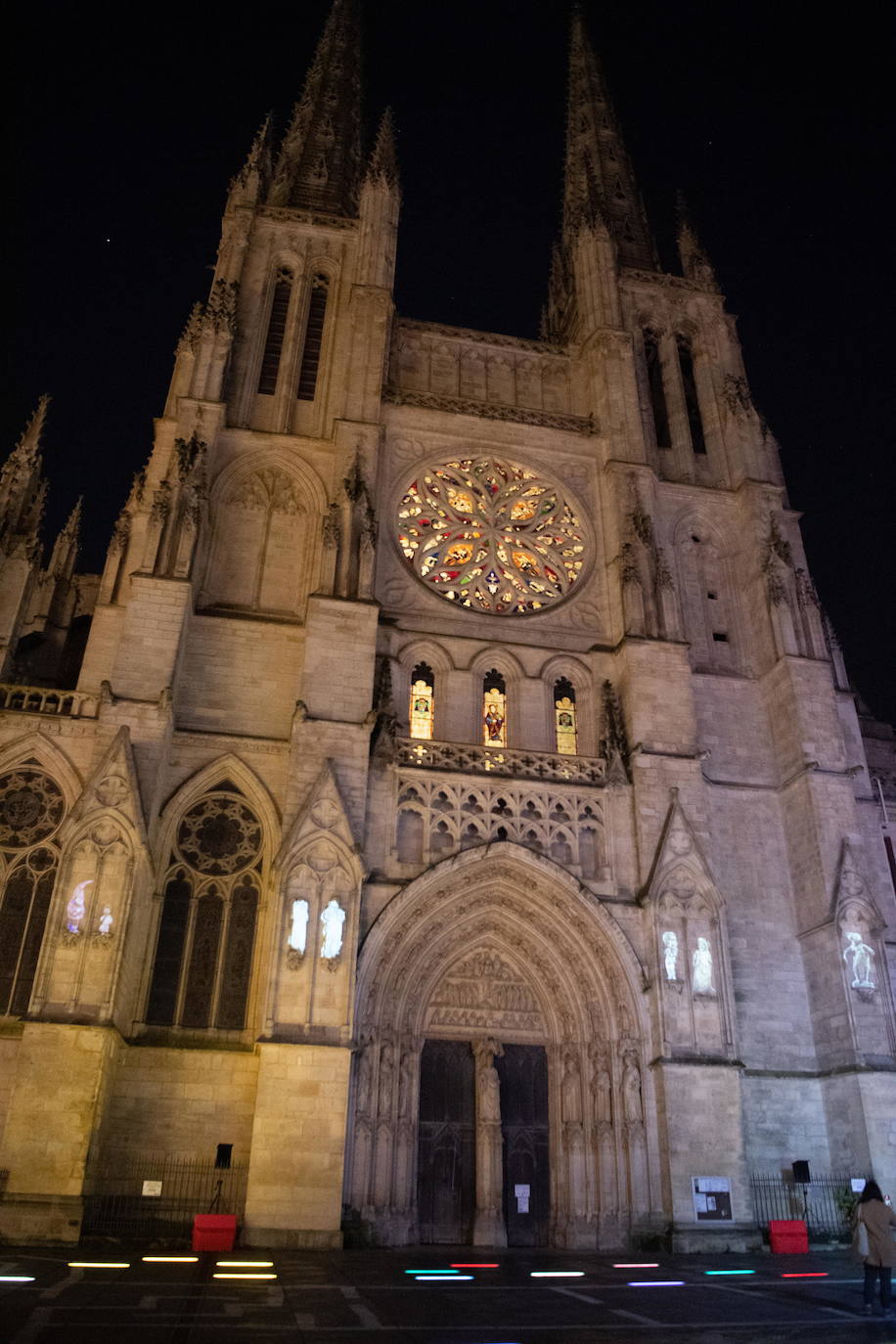 La catedral de Burdeos luce una espectacular iluminación navideña que contribuye a alegrar la vida cotidiana en el centro de la ciudad.