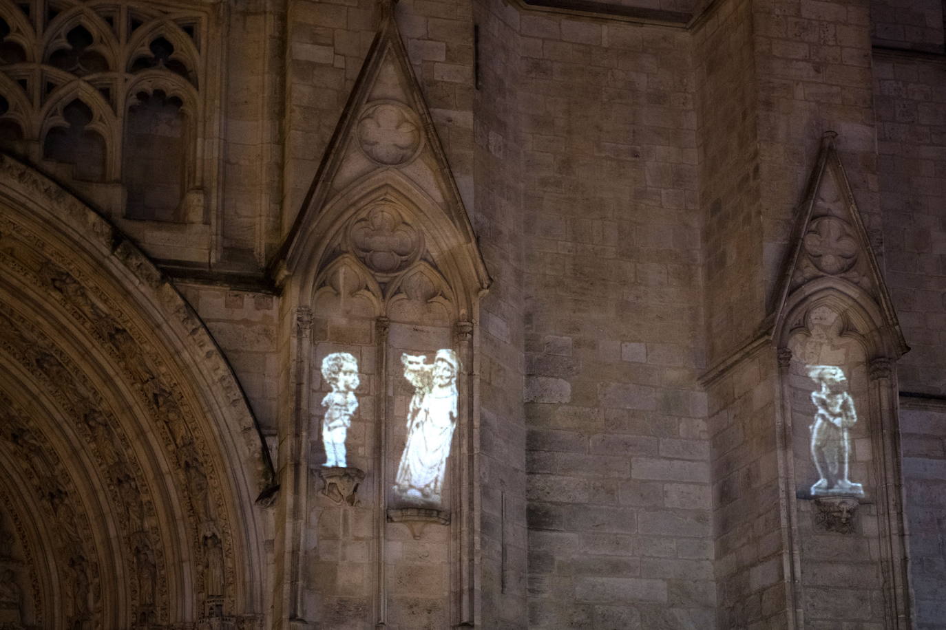 La catedral de Burdeos luce una espectacular iluminación navideña que contribuye a alegrar la vida cotidiana en el centro de la ciudad.