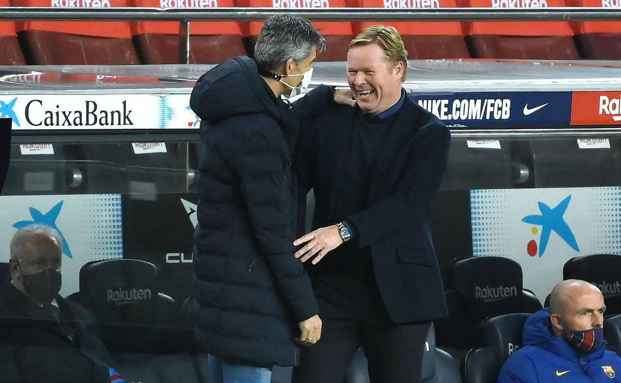 Imanol Alguacil y Koeman se saludan antes del inicio del partido.