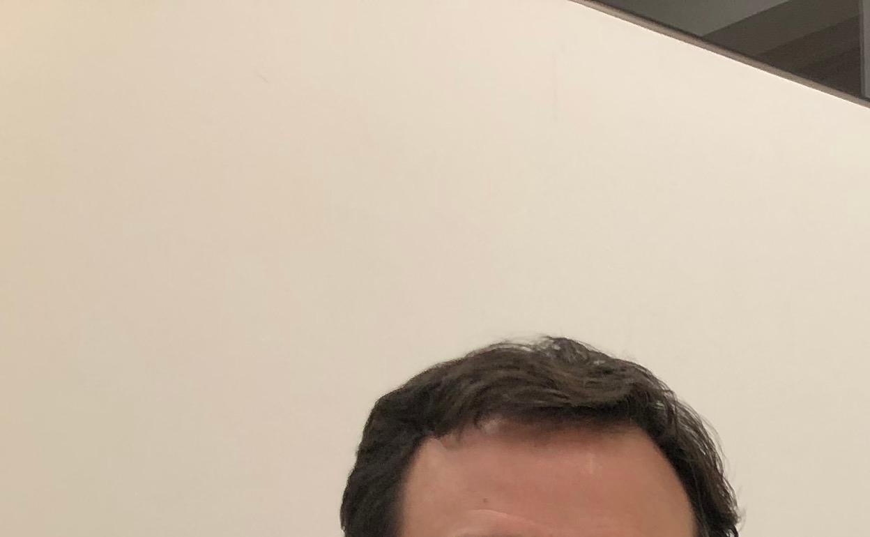 Juan Andonegui y June Bengoetxea posan junto al juego, que puede comprarse ya a través de la web. 