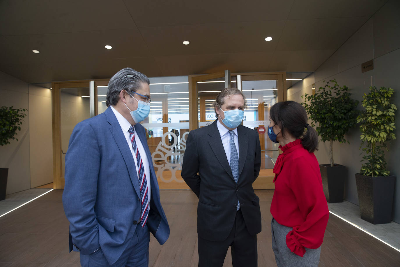 Laura Ruiz de Galarreta, directora general de revistas de Vocento; Óscar Campillo, director general de Comunicación y Relaciones Institucionales de Vocento, e Ignacio Ybarra, presidente de Vocento.