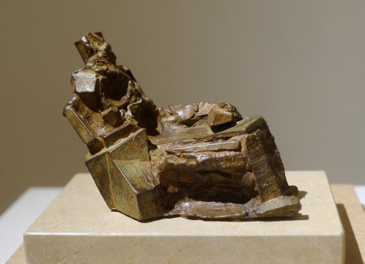 Oteiza. 'Figura sedente/ Geómetra sentado'. Bronce patinado.