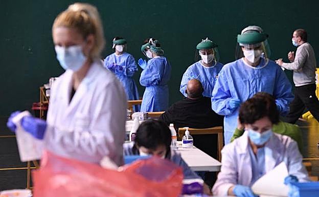 Euskadi sale de la transmisión alta tras sumar solo 3 contagios por cada 100 pruebas realizadas