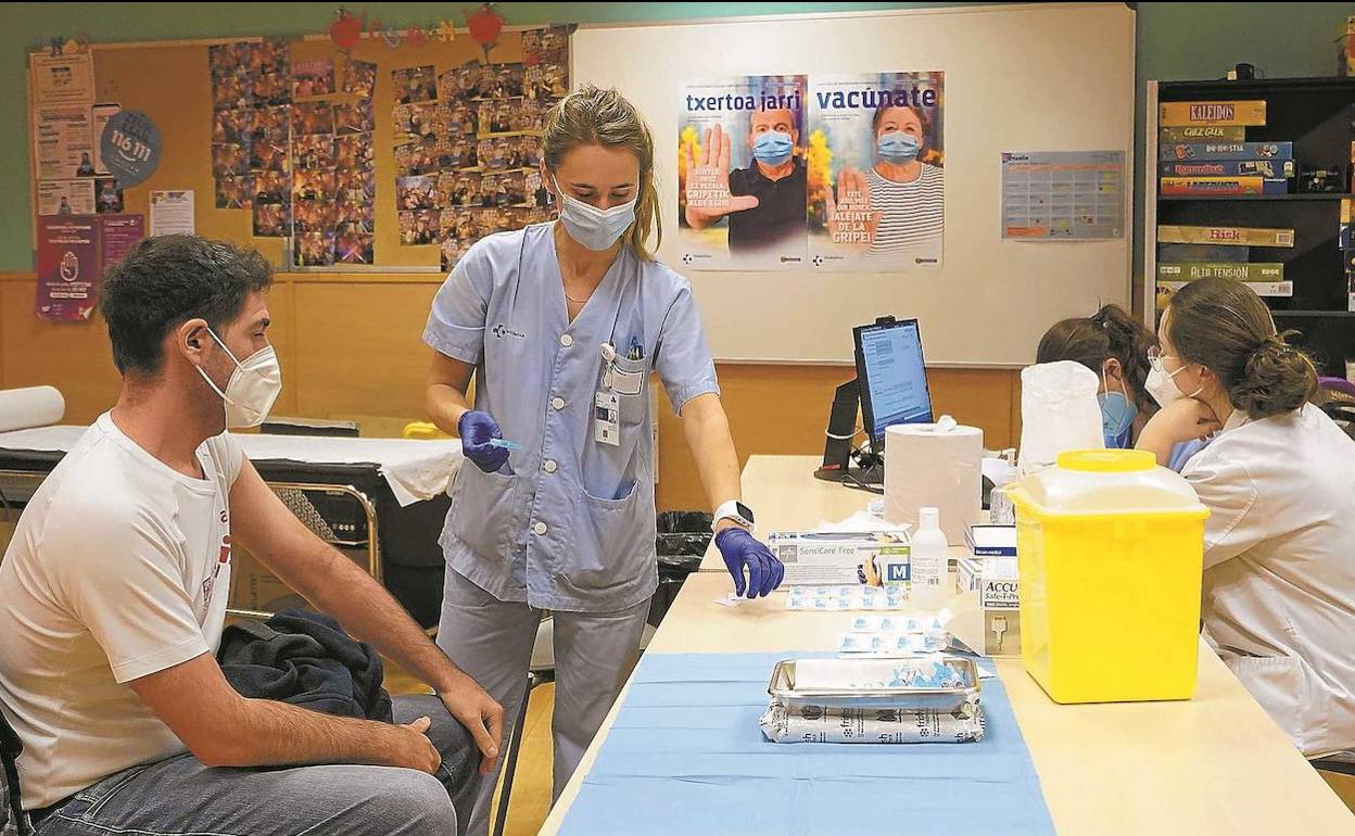 Euskadi acelera la formación de enfermeras ante la llegada de las vacunas a partir del día 27