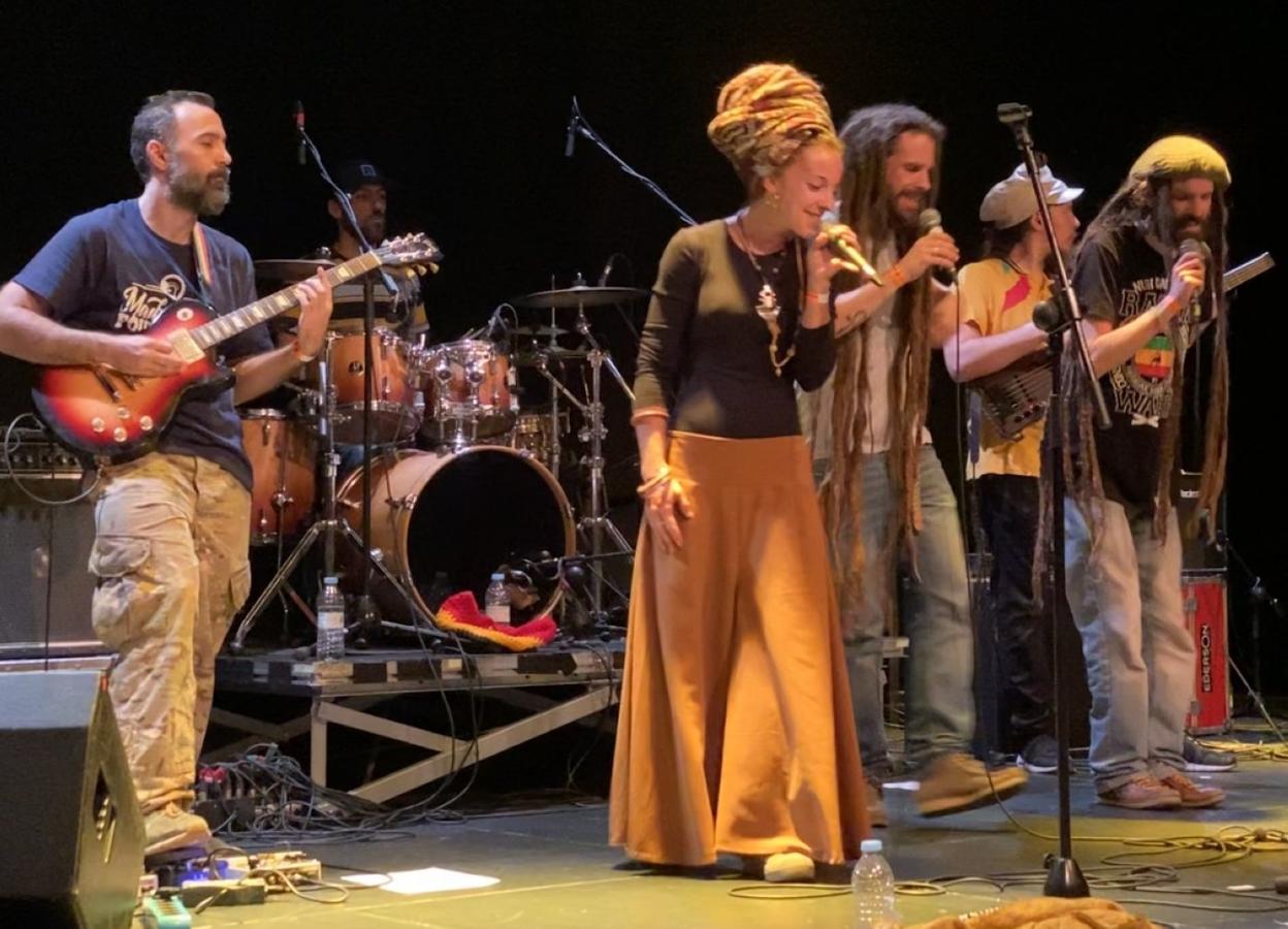 El grupo Emeterians, en la pasada actuación del 7 de noviembre en Intxaurrondo. 