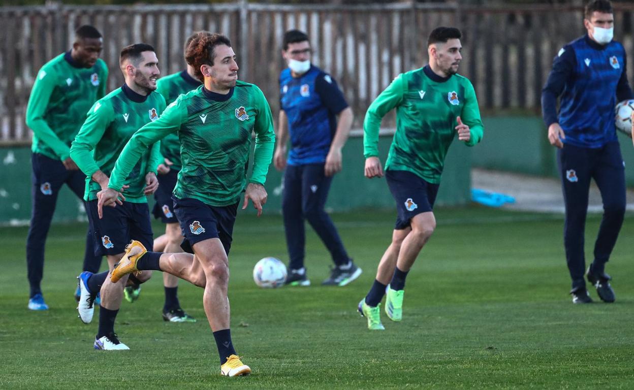 Recuperado. Mikel Oyarzabal entrenó ayercon los suplentes del miércoles. 