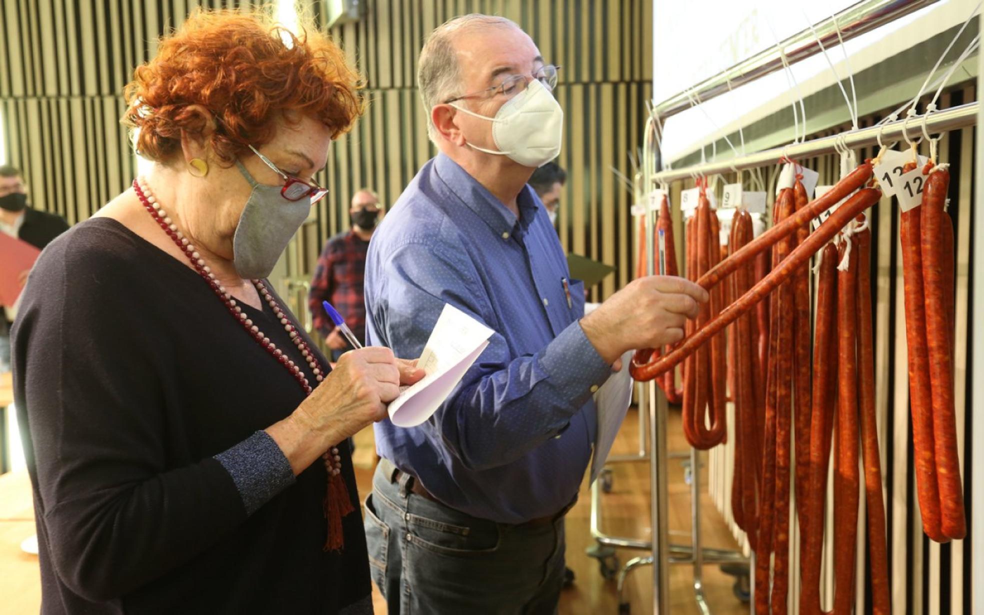 Toman nota. Amaia Ortuzar y Pedro Subijana, en el concurso. 