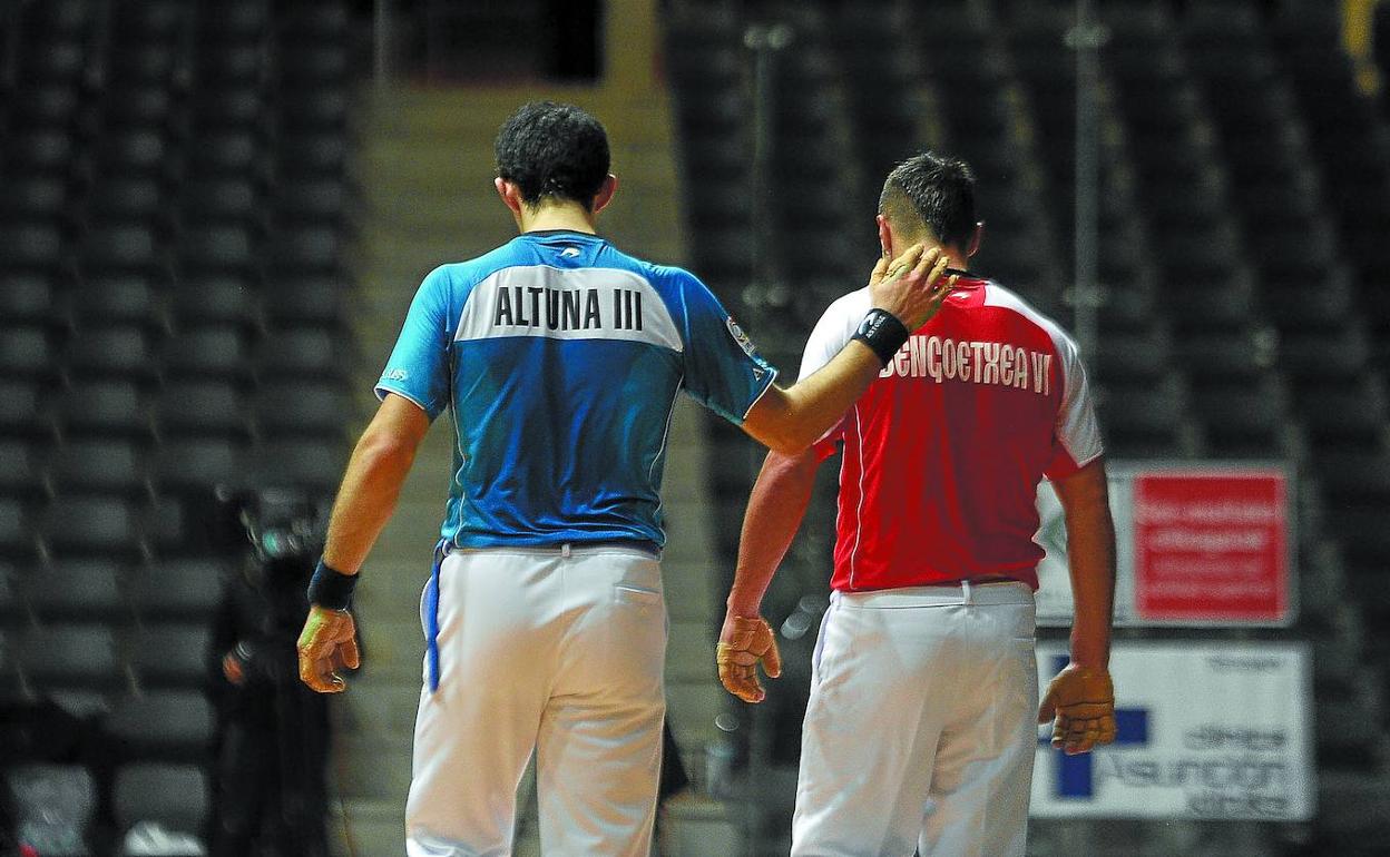 Altuna III consuela a Bengoetxea VI en un frontón Bizkaia de nuevo vacío. 