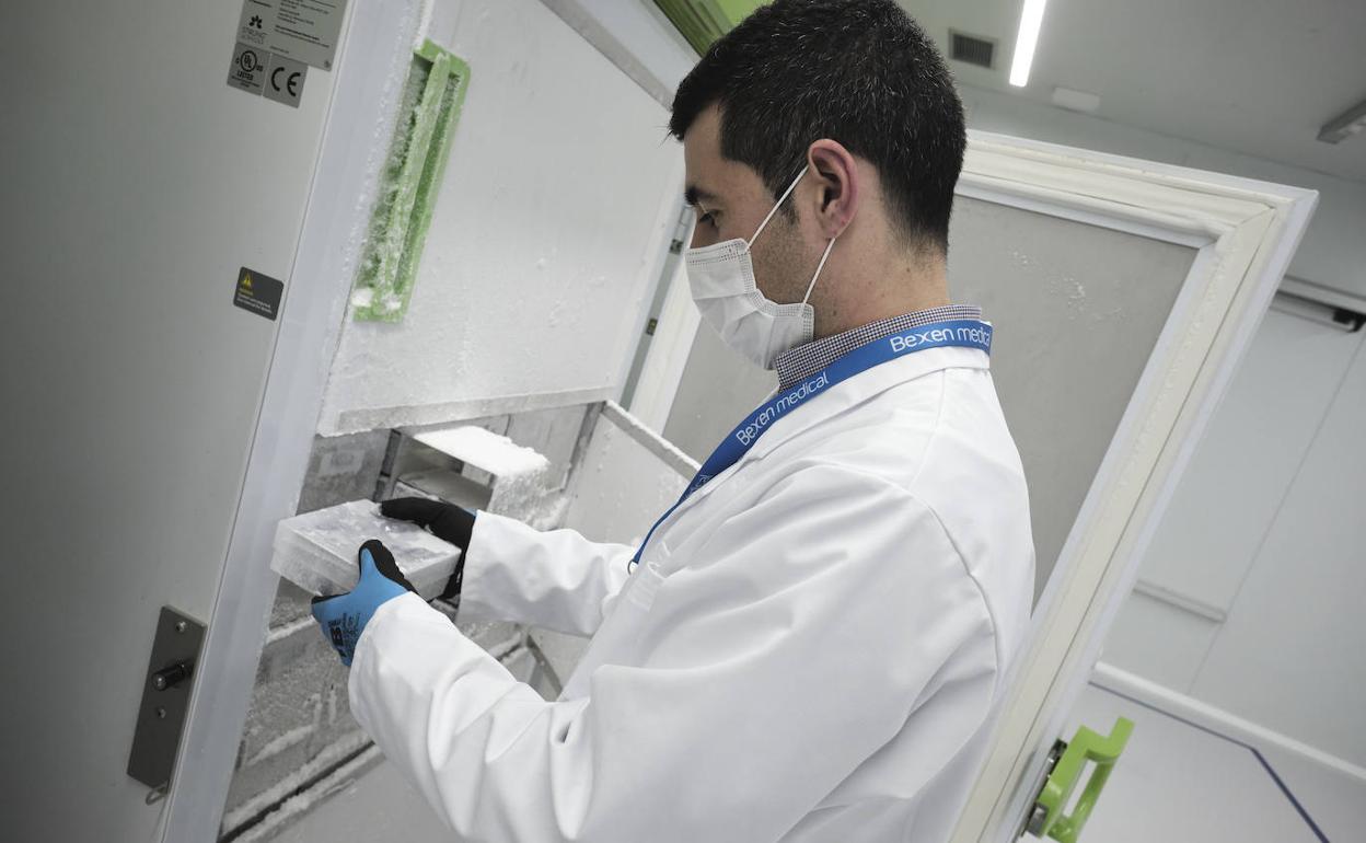 Las dosis de la vacuna de Pfizer que lleguen a Euskadi serán conservadas por la firma Bexen, en Hernani.