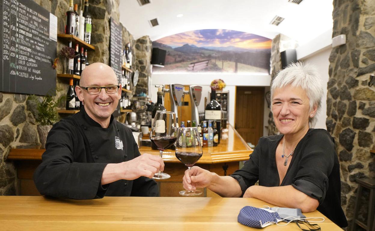 Rafael Recalde y Maite Amondarain miman a sus clientes en este local que tiene 53 años de historia. 