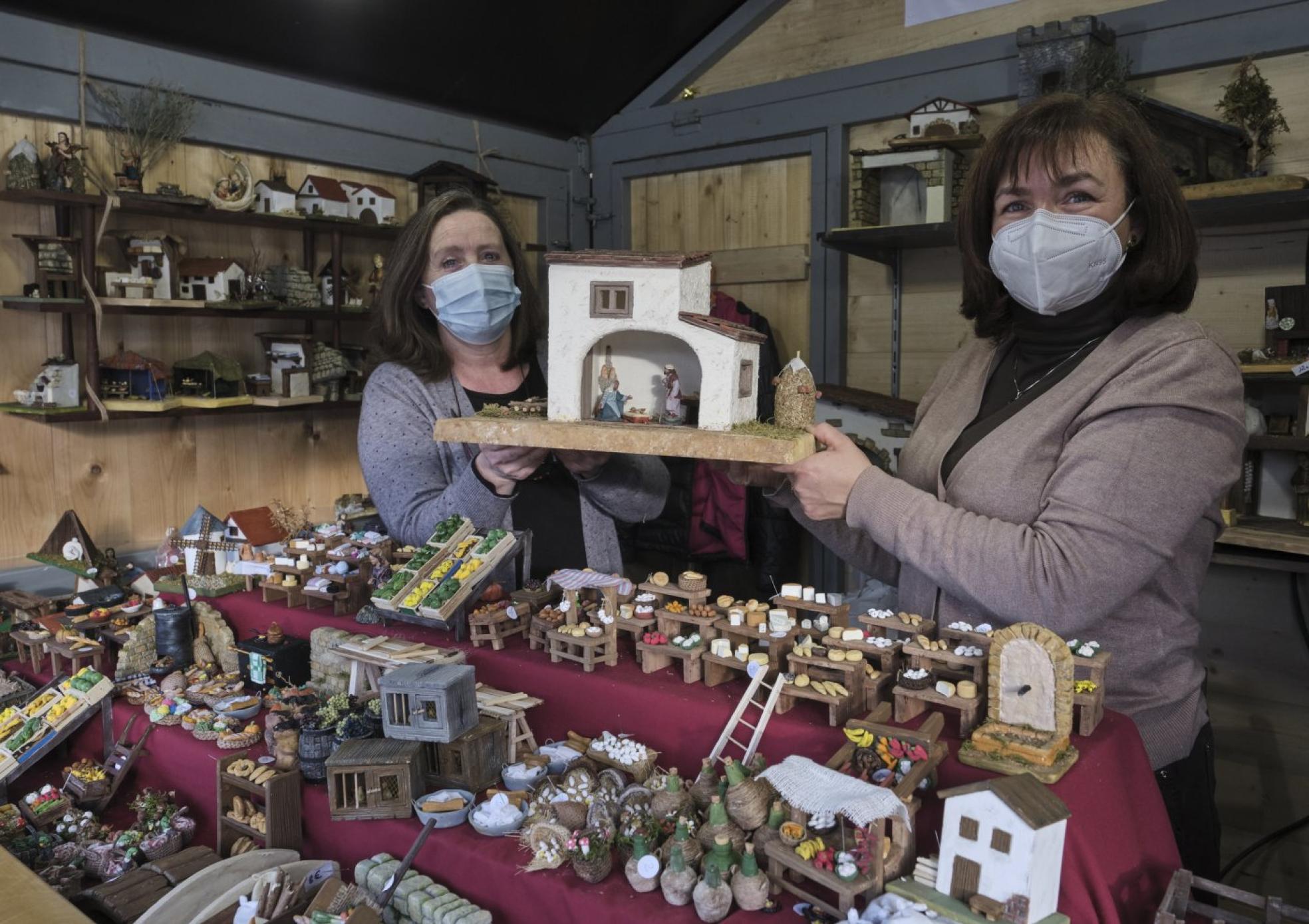 Las hermanas Mª Jesús y Amaya Larrañaga,con uno de los portales de Belén del mercadillo del Urumea. 