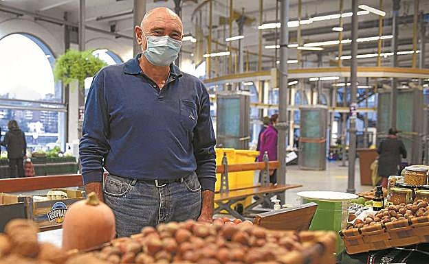 José Ángel Loidi tiene gran variedad de mermeladas y verduras. 