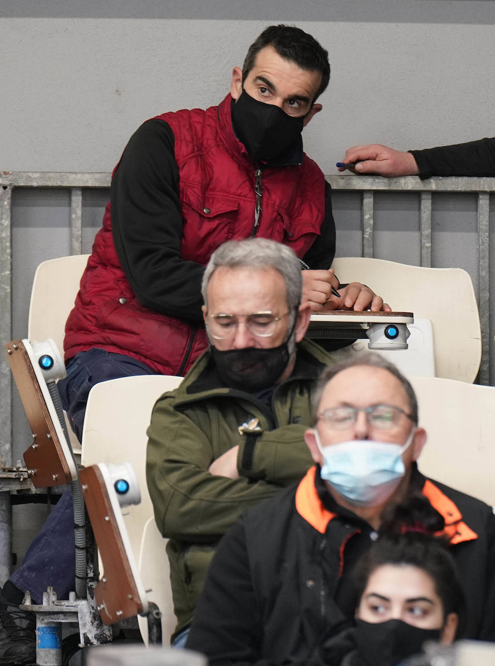 La lonja de Pasaia confirma que la Navidad será distinta, al detectarse en los encargos que las celebraciones van a ser de menos personas. Armadores, vendedores, mayoristas y minoristas trabajan estos días sin descanso para que ninguna familia o establecimiento hostelero se quede estas Navidades sin pescado fresco.