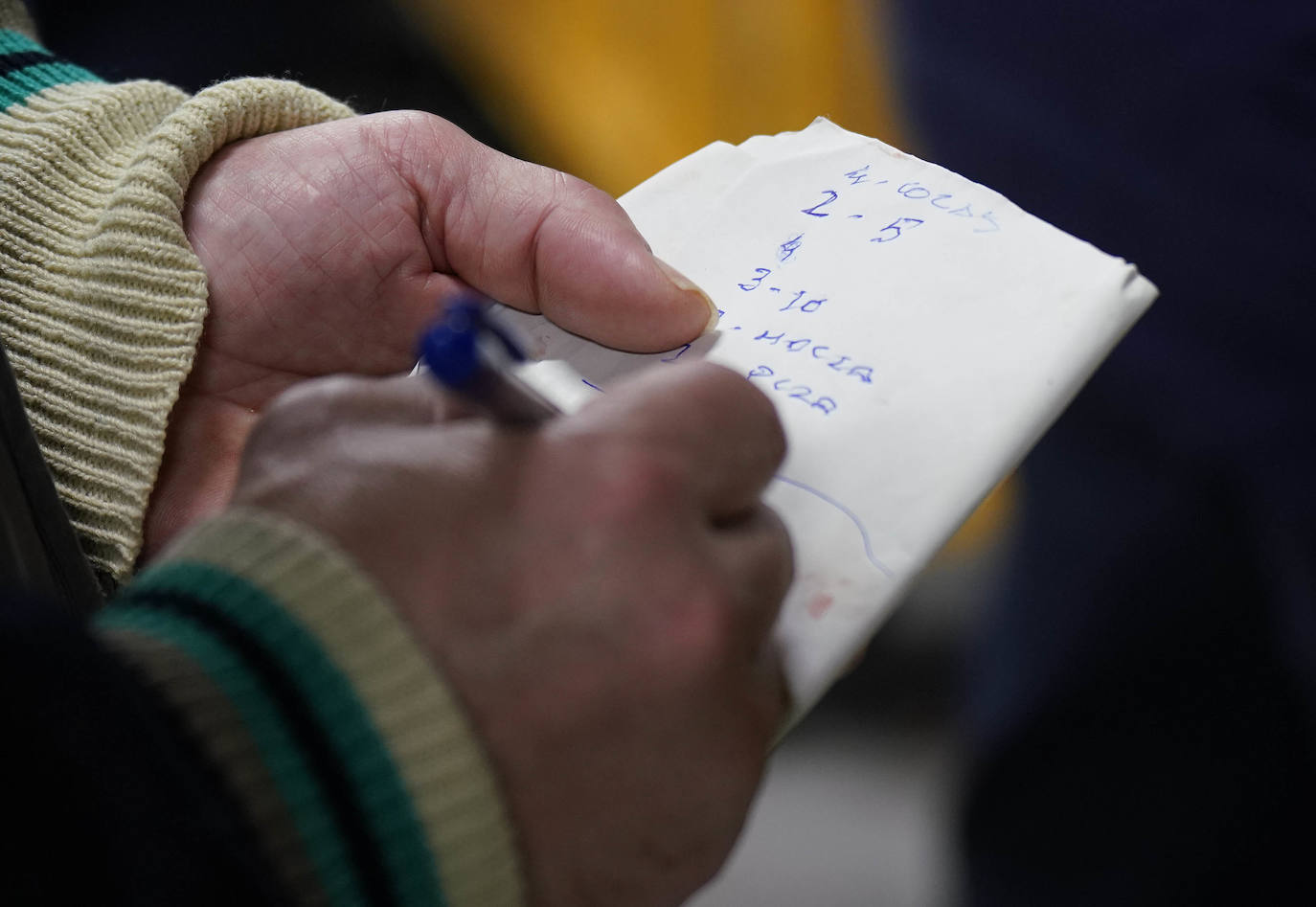 La lonja de Pasaia confirma que la Navidad será distinta, al detectarse en los encargos que las celebraciones van a ser de menos personas. Armadores, vendedores, mayoristas y minoristas trabajan estos días sin descanso para que ninguna familia o establecimiento hostelero se quede estas Navidades sin pescado fresco.