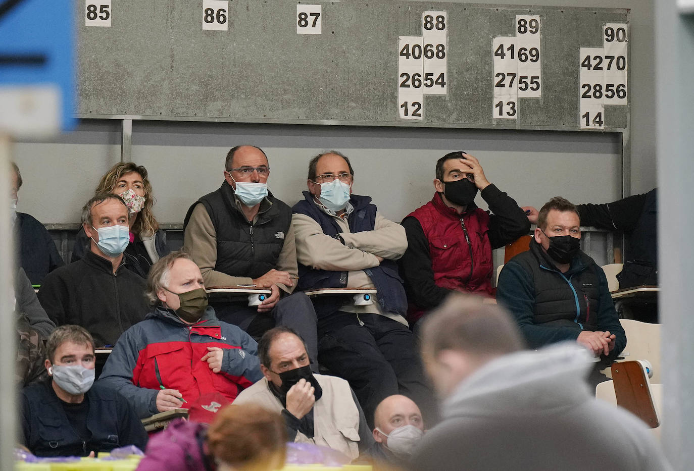 La lonja de Pasaia confirma que la Navidad será distinta, al detectarse en los encargos que las celebraciones van a ser de menos personas. Armadores, vendedores, mayoristas y minoristas trabajan estos días sin descanso para que ninguna familia o establecimiento hostelero se quede estas Navidades sin pescado fresco.