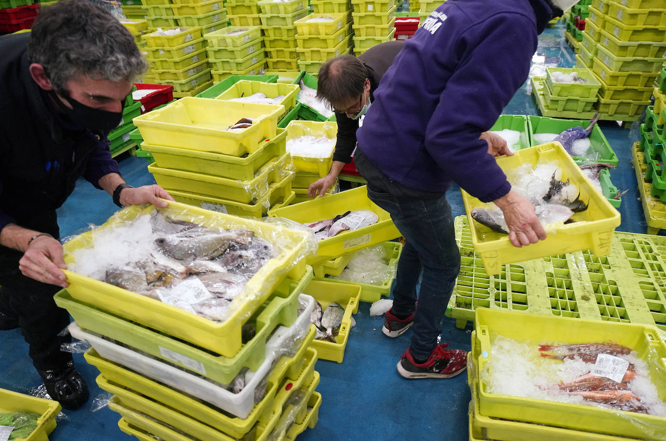 La lonja de Pasaia confirma que la Navidad será distinta, al detectarse en los encargos que las celebraciones van a ser de menos personas. Armadores, vendedores, mayoristas y minoristas trabajan estos días sin descanso para que ninguna familia o establecimiento hostelero se quede estas Navidades sin pescado fresco.