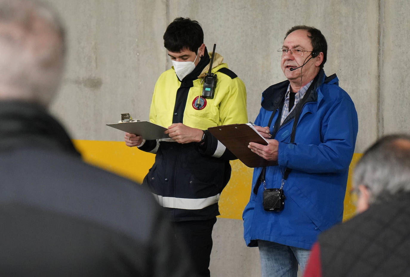 La lonja de Pasaia confirma que la Navidad será distinta, al detectarse en los encargos que las celebraciones van a ser de menos personas. Armadores, vendedores, mayoristas y minoristas trabajan estos días sin descanso para que ninguna familia o establecimiento hostelero se quede estas Navidades sin pescado fresco.