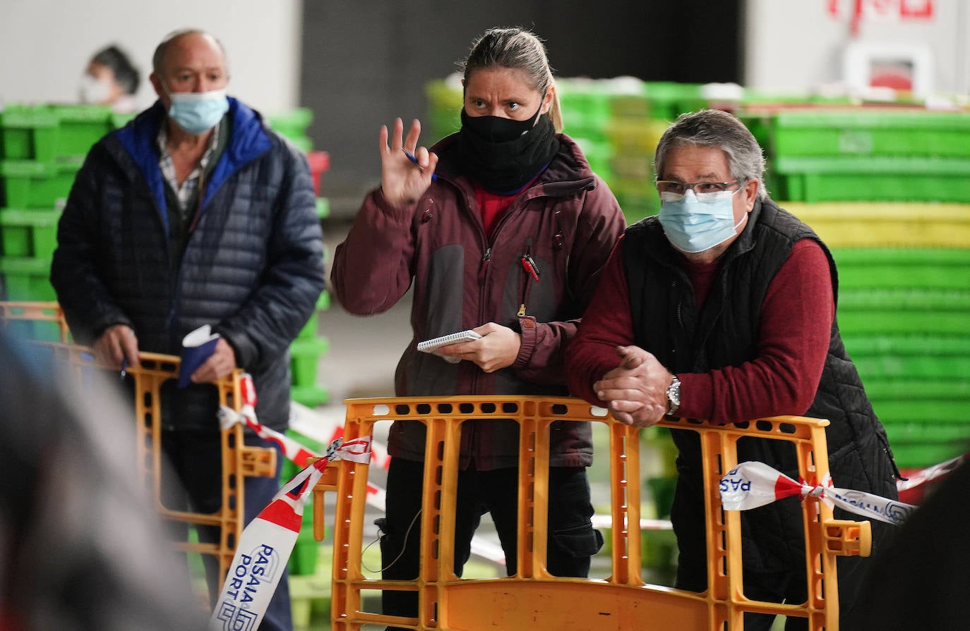 La lonja de Pasaia confirma que la Navidad será distinta, al detectarse en los encargos que las celebraciones van a ser de menos personas. Armadores, vendedores, mayoristas y minoristas trabajan estos días sin descanso para que ninguna familia o establecimiento hostelero se quede estas Navidades sin pescado fresco.