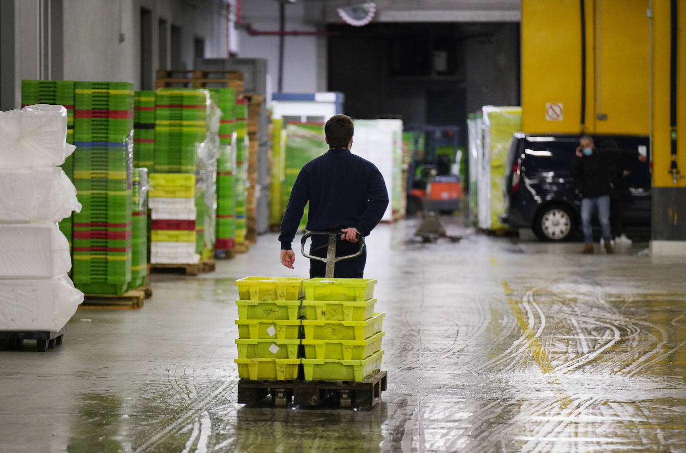 La lonja de Pasaia confirma que la Navidad será distinta, al detectarse en los encargos que las celebraciones van a ser de menos personas. Armadores, vendedores, mayoristas y minoristas trabajan estos días sin descanso para que ninguna familia o establecimiento hostelero se quede estas Navidades sin pescado fresco.