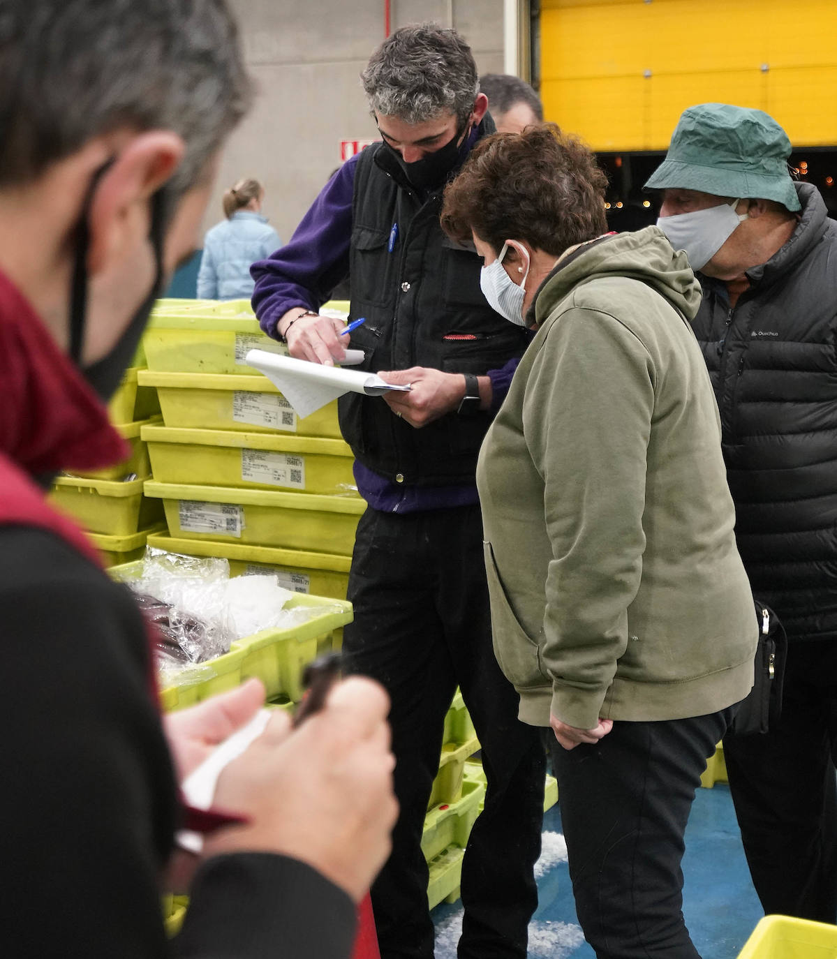 La lonja de Pasaia confirma que la Navidad será distinta, al detectarse en los encargos que las celebraciones van a ser de menos personas. Armadores, vendedores, mayoristas y minoristas trabajan estos días sin descanso para que ninguna familia o establecimiento hostelero se quede estas Navidades sin pescado fresco.