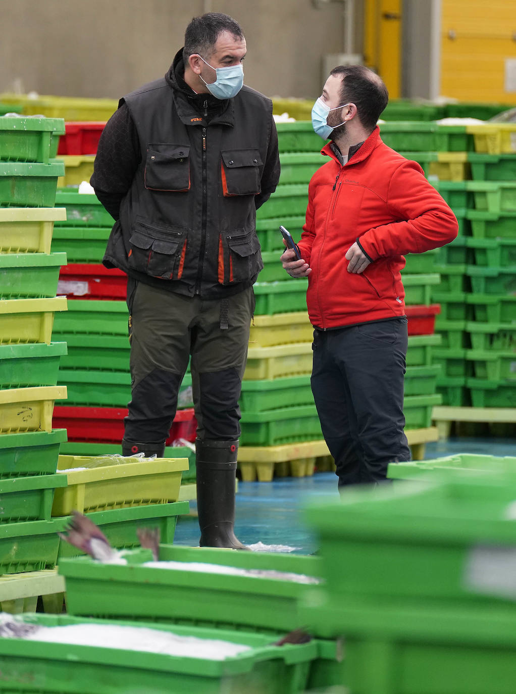 La lonja de Pasaia confirma que la Navidad será distinta, al detectarse en los encargos que las celebraciones van a ser de menos personas. Armadores, vendedores, mayoristas y minoristas trabajan estos días sin descanso para que ninguna familia o establecimiento hostelero se quede estas Navidades sin pescado fresco.