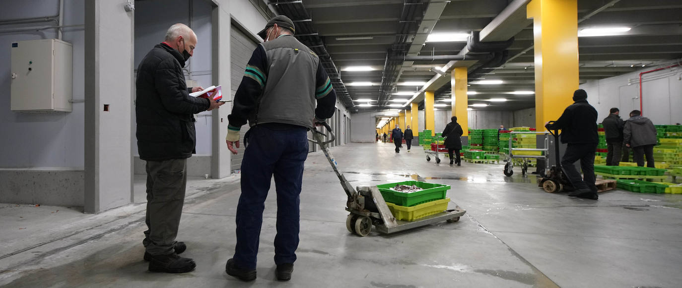 La lonja de Pasaia confirma que la Navidad será distinta, al detectarse en los encargos que las celebraciones van a ser de menos personas. Armadores, vendedores, mayoristas y minoristas trabajan estos días sin descanso para que ninguna familia o establecimiento hostelero se quede estas Navidades sin pescado fresco.