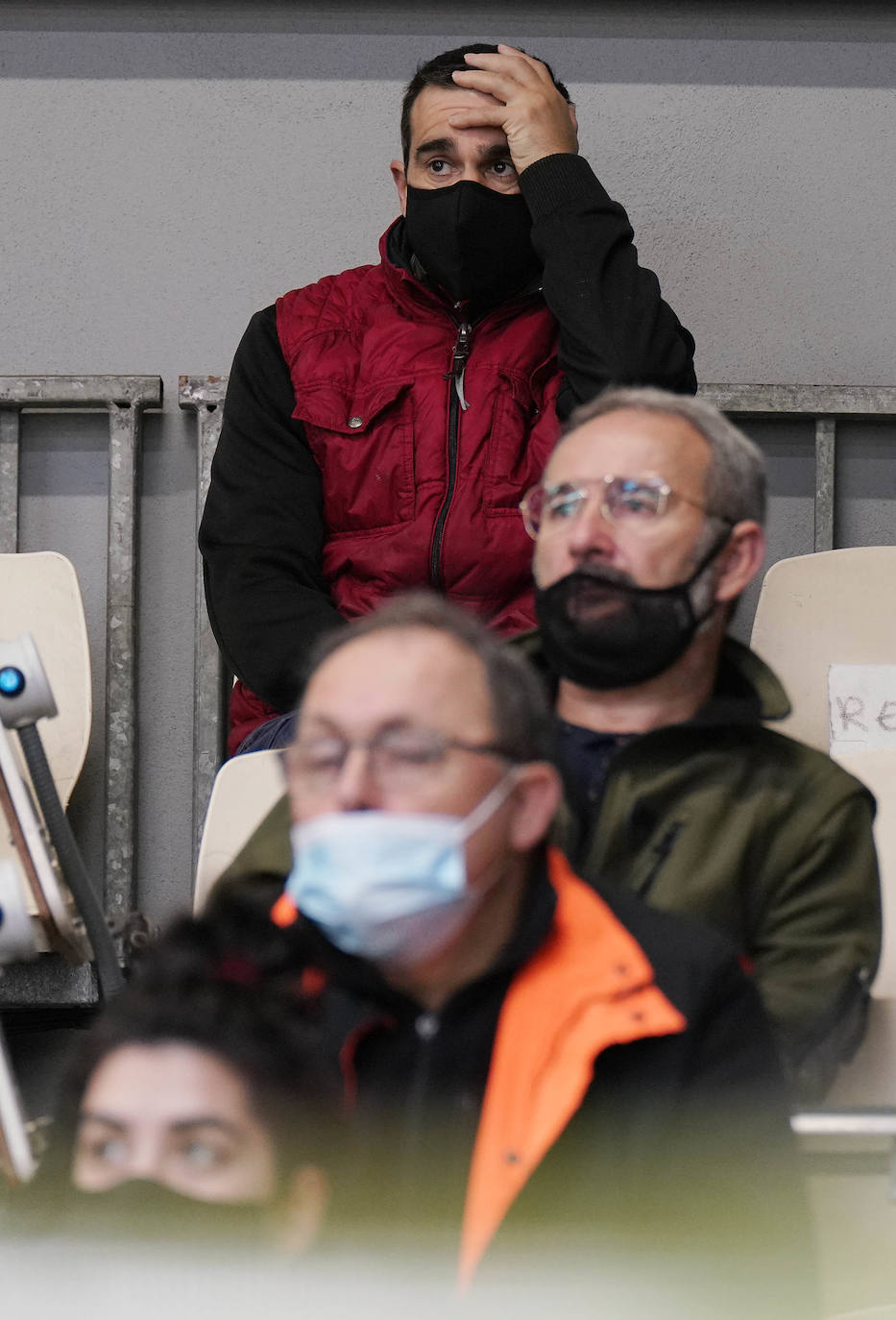 La lonja de Pasaia confirma que la Navidad será distinta, al detectarse en los encargos que las celebraciones van a ser de menos personas. Armadores, vendedores, mayoristas y minoristas trabajan estos días sin descanso para que ninguna familia o establecimiento hostelero se quede estas Navidades sin pescado fresco.