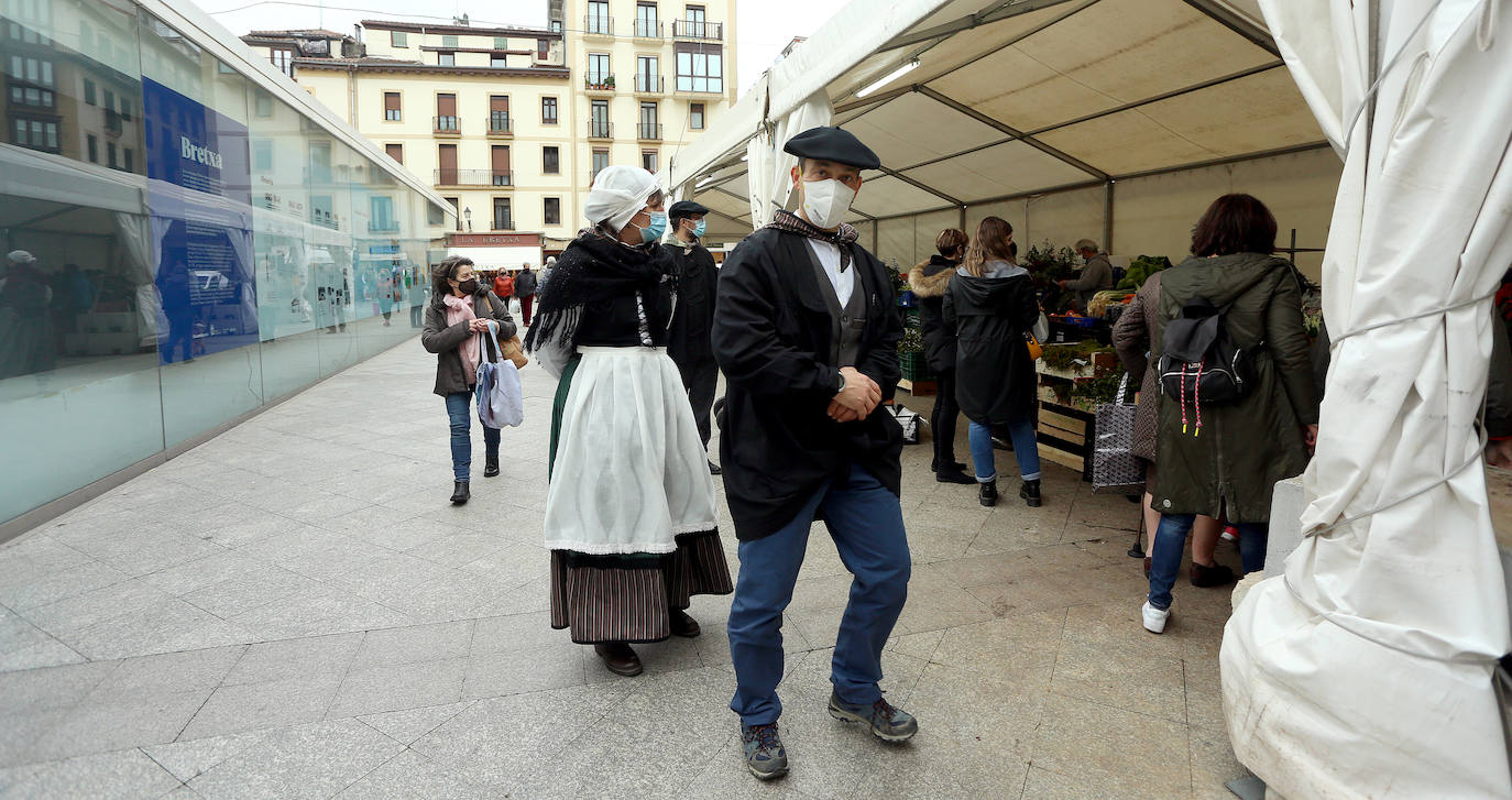 La fiesta de Santo Tomás de 2020 pasará a la historia de San Sebastián como una de las más desangeladas por culpa de la pandemia del coronavirus. La falta de puestos de txistorra, mercados típicos de esta fecha y demás eventos, sin olvidar la ausencia de la tradicional cerda en la Plaza de La Constitución, han provocado un inédito y desangelado escenario en las calles donostiarras. Las duras restricciones a la hostelería también han enfriado el ambiente festivo en todos los barrios de la ciudad. Y eso que el tiempo ha acompañado. El sol y una agradable temperatura han sido insuficientes para calentar el ánimo festivo de los donostiarras.