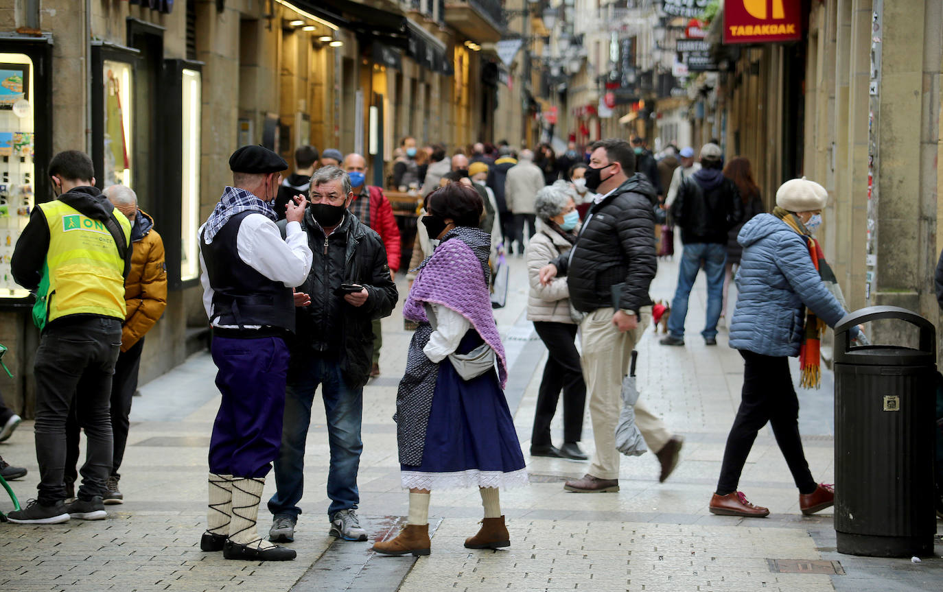 La fiesta de Santo Tomás de 2020 pasará a la historia de San Sebastián como una de las más desangeladas por culpa de la pandemia del coronavirus. La falta de puestos de txistorra, mercados típicos de esta fecha y demás eventos, sin olvidar la ausencia de la tradicional cerda en la Plaza de La Constitución, han provocado un inédito y desangelado escenario en las calles donostiarras. Las duras restricciones a la hostelería también han enfriado el ambiente festivo en todos los barrios de la ciudad. Y eso que el tiempo ha acompañado. El sol y una agradable temperatura han sido insuficientes para calentar el ánimo festivo de los donostiarras.
