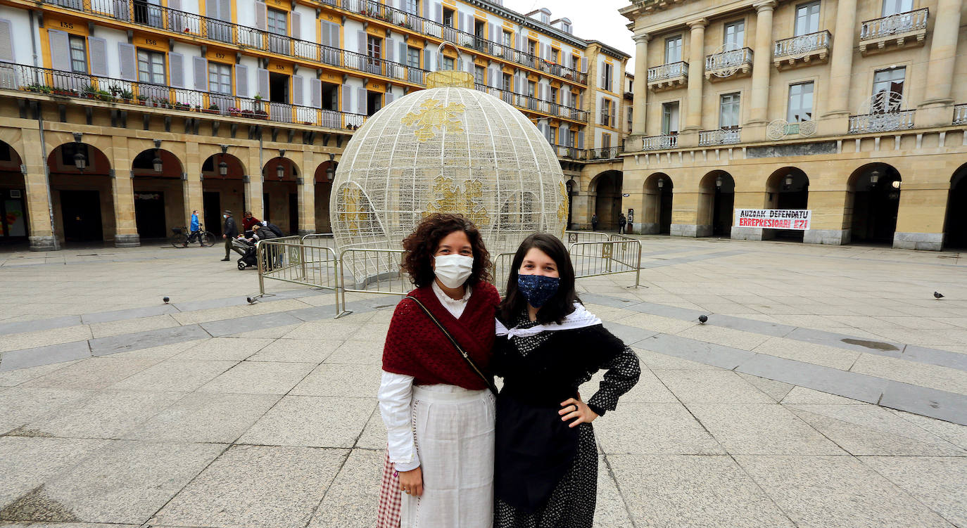 La fiesta de Santo Tomás de 2020 pasará a la historia de San Sebastián como una de las más desangeladas por culpa de la pandemia del coronavirus. La falta de puestos de txistorra, mercados típicos de esta fecha y demás eventos, sin olvidar la ausencia de la tradicional cerda en la Plaza de La Constitución, han provocado un inédito y desangelado escenario en las calles donostiarras. Las duras restricciones a la hostelería también han enfriado el ambiente festivo en todos los barrios de la ciudad. Y eso que el tiempo ha acompañado. El sol y una agradable temperatura han sido insuficientes para calentar el ánimo festivo de los donostiarras.