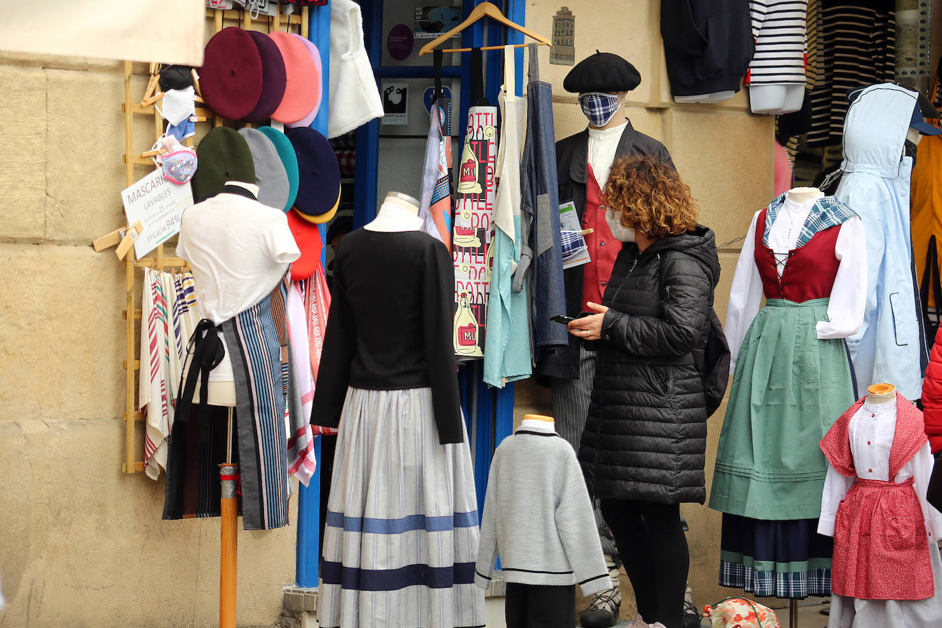La fiesta de Santo Tomás de 2020 pasará a la historia de San Sebastián como una de las más desangeladas por culpa de la pandemia del coronavirus. La falta de puestos de txistorra, mercados típicos de esta fecha y demás eventos, sin olvidar la ausencia de la tradicional cerda en la Plaza de La Constitución, han provocado un inédito y desangelado escenario en las calles donostiarras. Las duras restricciones a la hostelería también han enfriado el ambiente festivo en todos los barrios de la ciudad. Y eso que el tiempo ha acompañado. El sol y una agradable temperatura han sido insuficientes para calentar el ánimo festivo de los donostiarras.