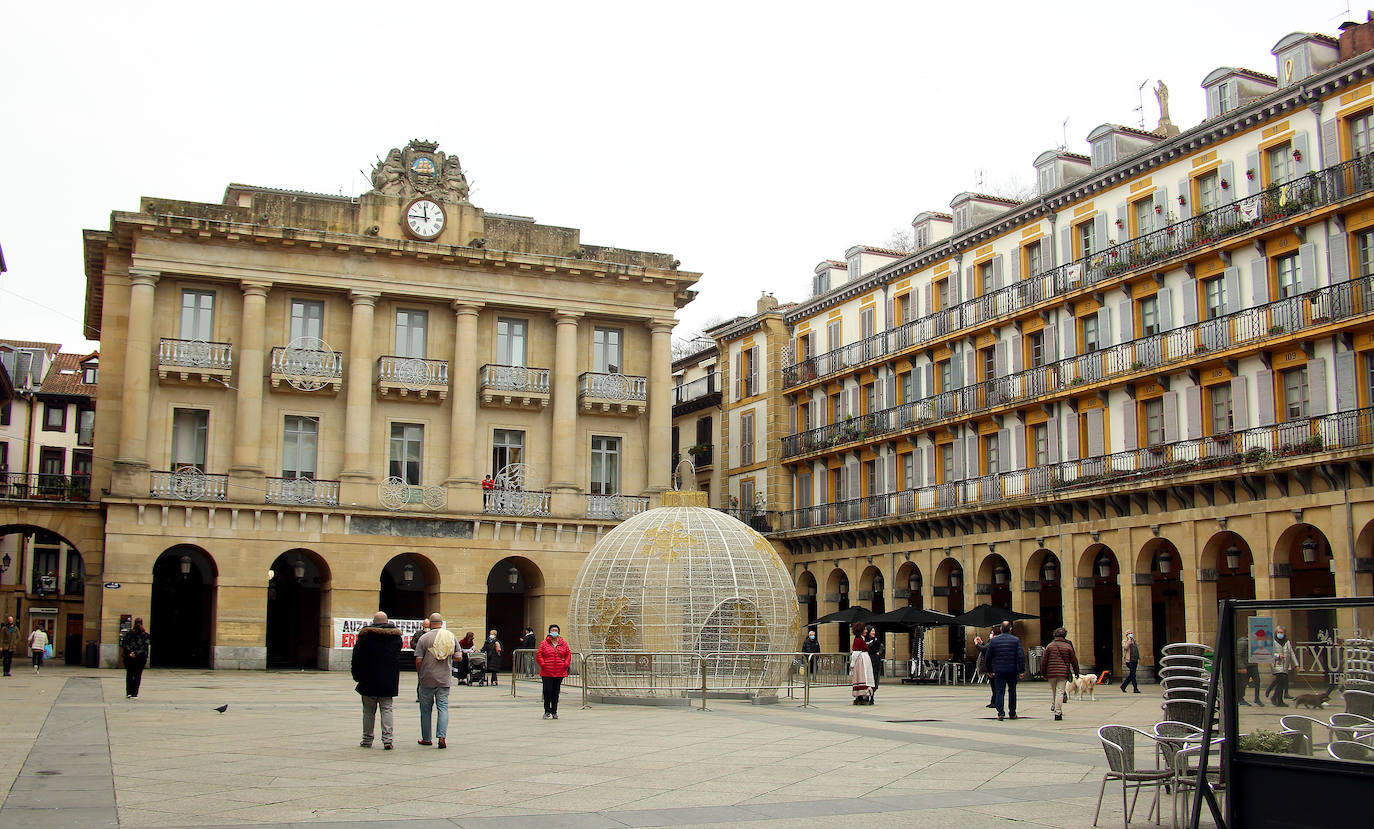 La fiesta de Santo Tomás de 2020 pasará a la historia de San Sebastián como una de las más desangeladas por culpa de la pandemia del coronavirus. La falta de puestos de txistorra, mercados típicos de esta fecha y demás eventos, sin olvidar la ausencia de la tradicional cerda en la Plaza de La Constitución, han provocado un inédito y desangelado escenario en las calles donostiarras. Las duras restricciones a la hostelería también han enfriado el ambiente festivo en todos los barrios de la ciudad. Y eso que el tiempo ha acompañado. El sol y una agradable temperatura han sido insuficientes para calentar el ánimo festivo de los donostiarras.