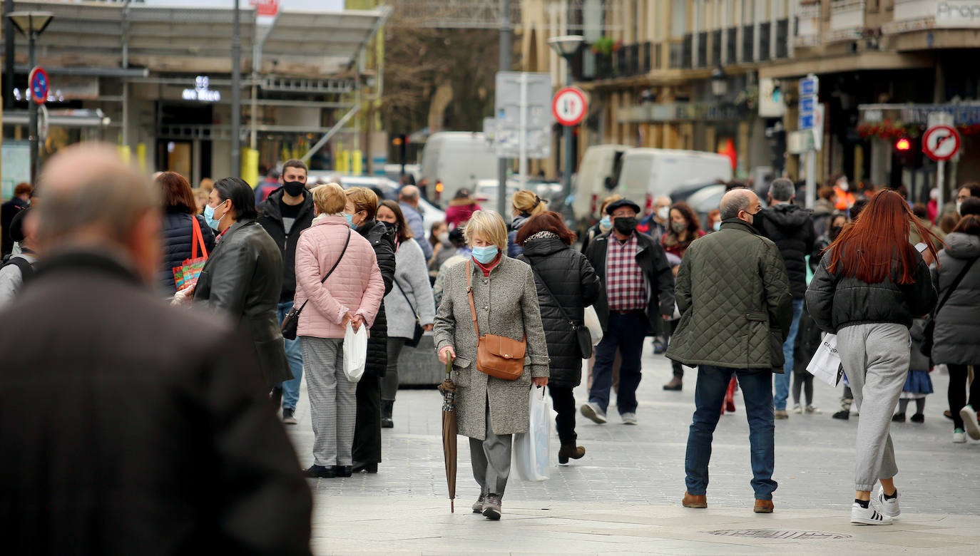 La fiesta de Santo Tomás de 2020 pasará a la historia de San Sebastián como una de las más desangeladas por culpa de la pandemia del coronavirus. La falta de puestos de txistorra, mercados típicos de esta fecha y demás eventos, sin olvidar la ausencia de la tradicional cerda en la Plaza de La Constitución, han provocado un inédito y desangelado escenario en las calles donostiarras. Las duras restricciones a la hostelería también han enfriado el ambiente festivo en todos los barrios de la ciudad. Y eso que el tiempo ha acompañado. El sol y una agradable temperatura han sido insuficientes para calentar el ánimo festivo de los donostiarras.