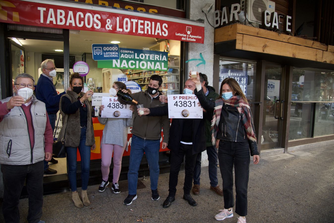 96.000 es lo que se ha llevado Gipuzkoa este año en el sorteo de la Lotería de Navidad. Los premios han caído en San Sebastián, Irun y Azpeitia