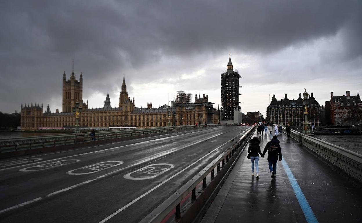 La cepa ha llevado al Gobierno británico a plantearse nuevos cierres. En la imagen, el puente de Westminster sin tráfico.