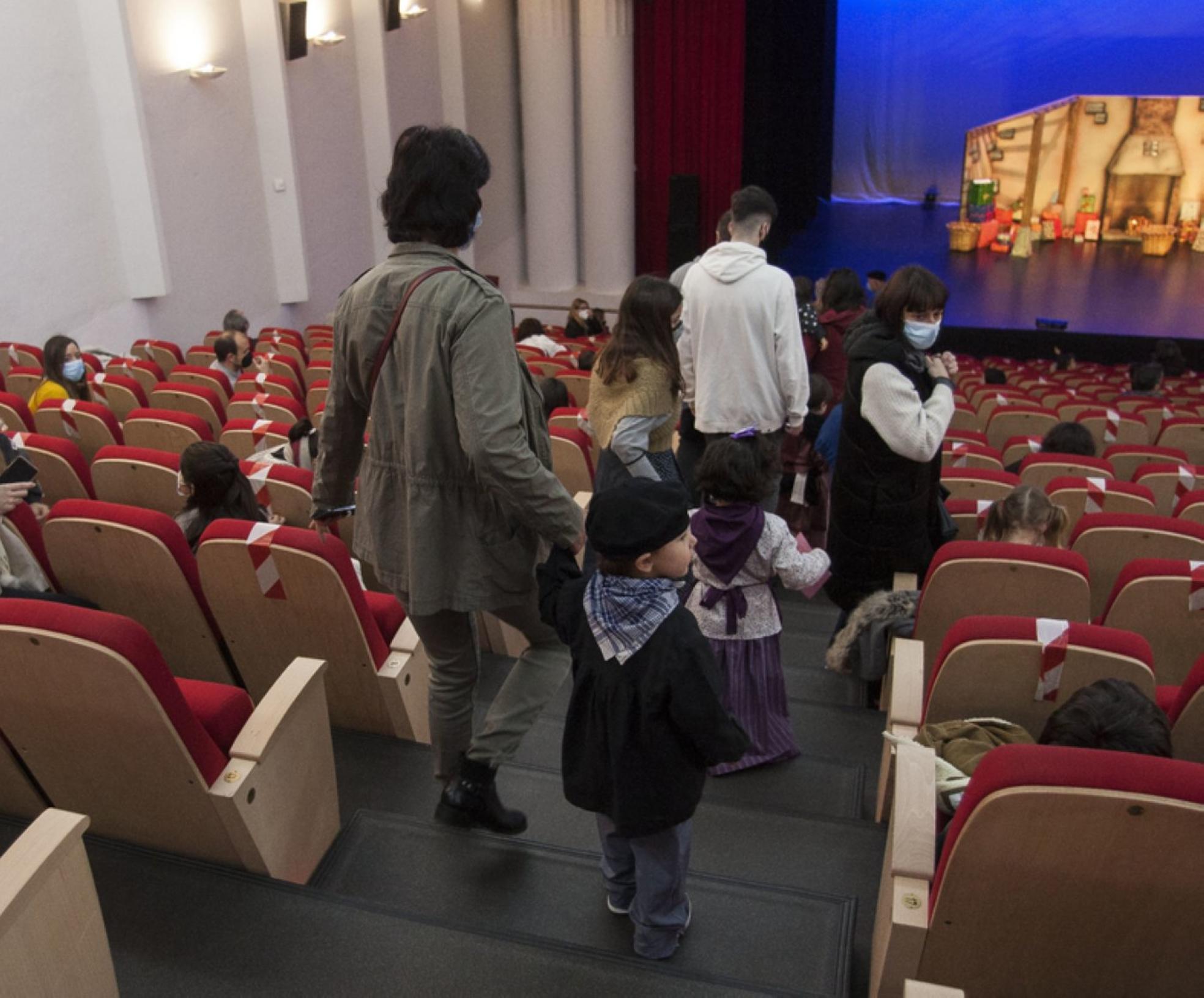 En el auditorio se guardaron las distancias. 