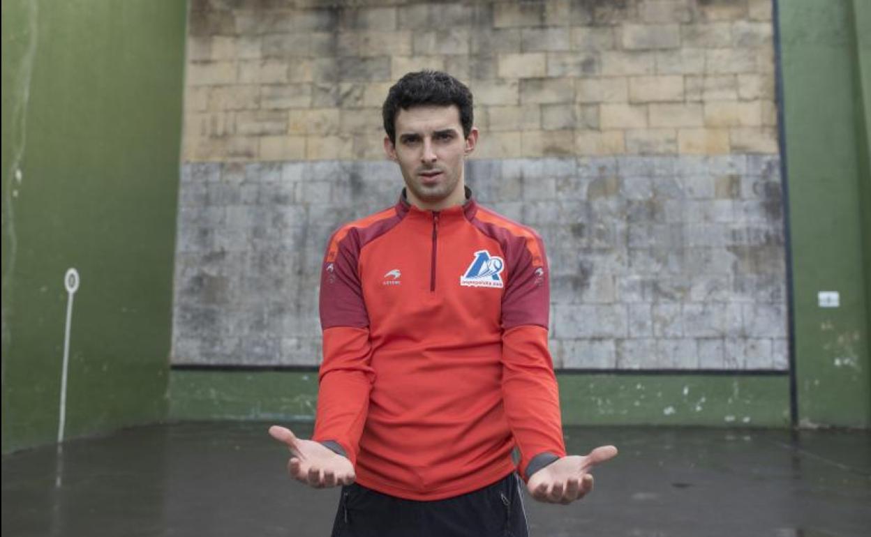 Jokin Altuna, en el frontón de la plaza de Amezketa. 