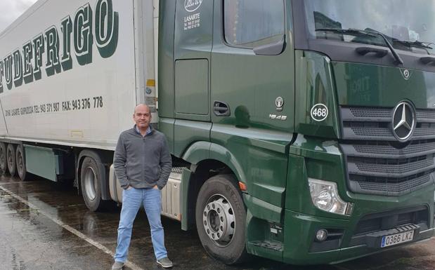 Luis Lobo, transportista de la empresa guipuzcoana Tudefrigo, atascado en el aeropuerto de Manston. 